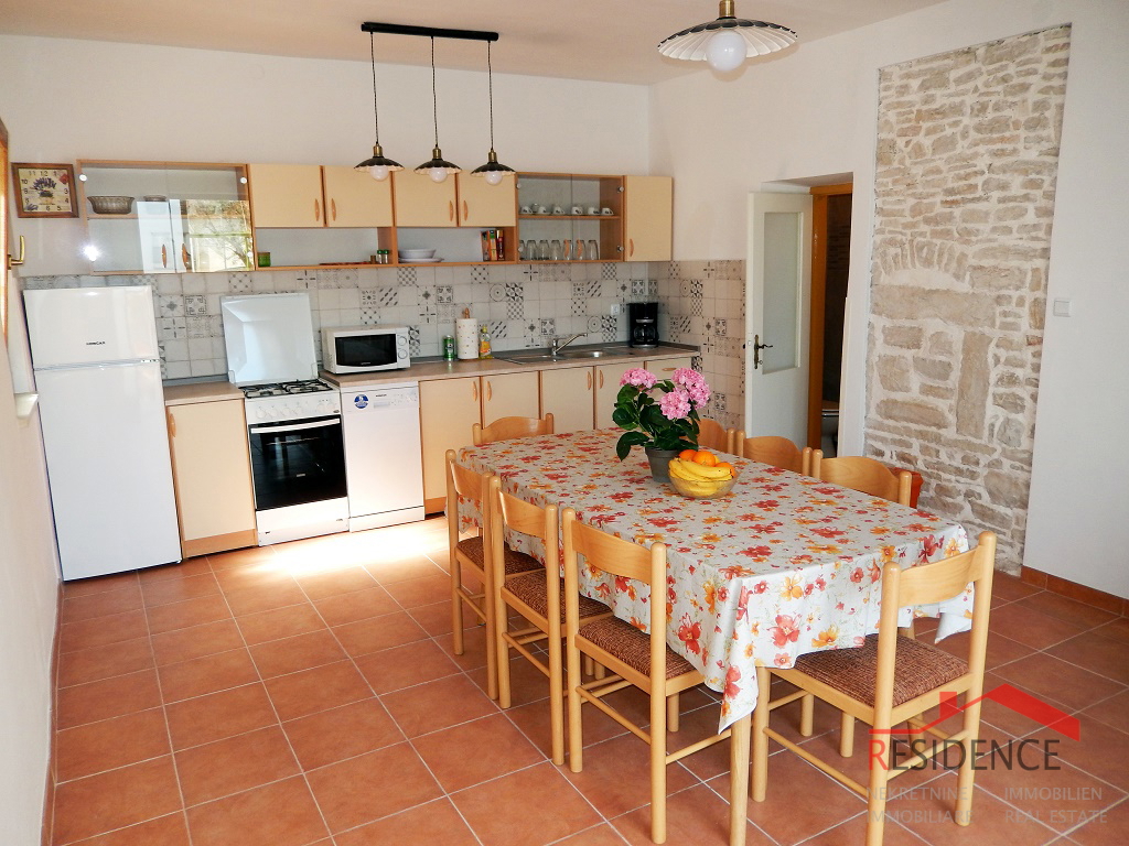 Lepa počitniška hiša z bazenom v Ližnjanu