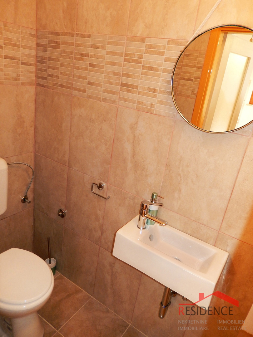 Lepa počitniška hiša z bazenom v Ližnjanu