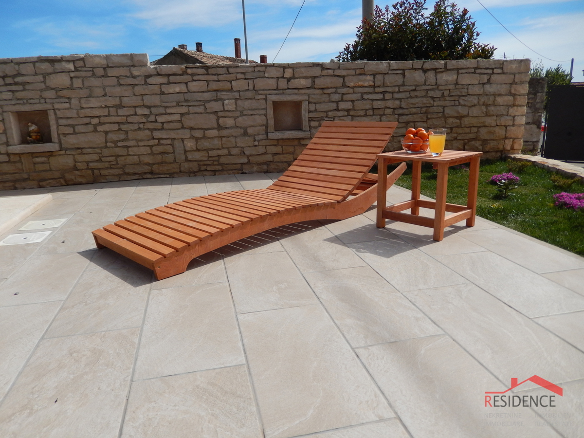 Lepa počitniška hiša z bazenom v Ližnjanu