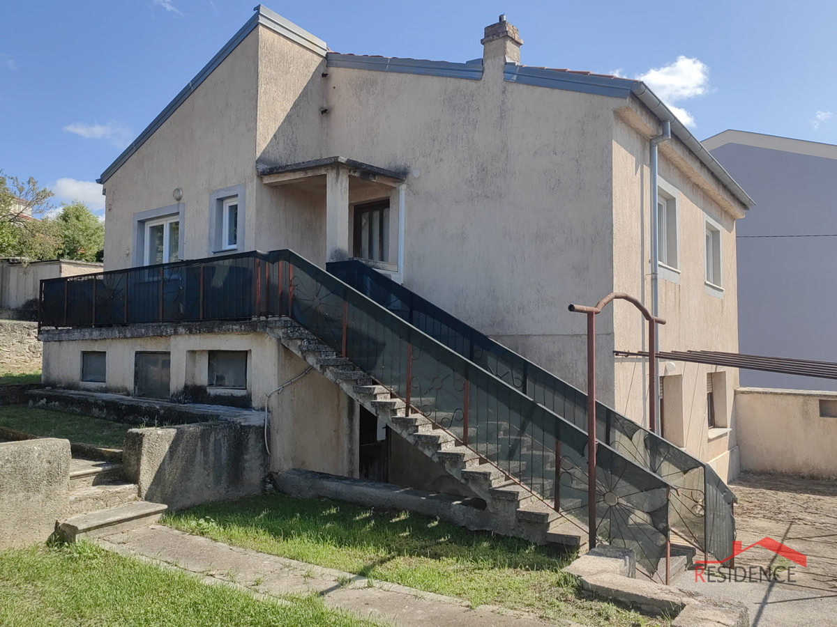 Pula, hiša v centru z dvema apartmajema