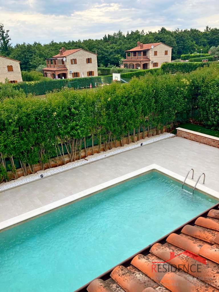 Samostojna vila z bazenom v Paradižu