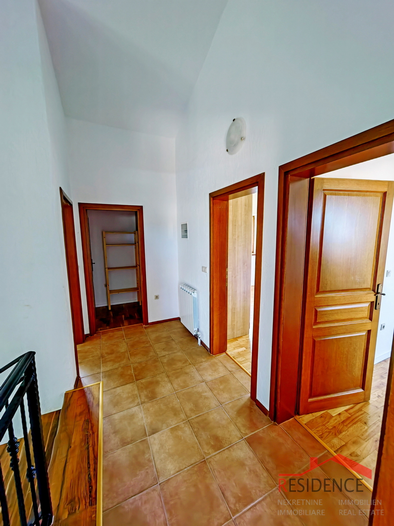 Samostojna vila z bazenom v Paradižu