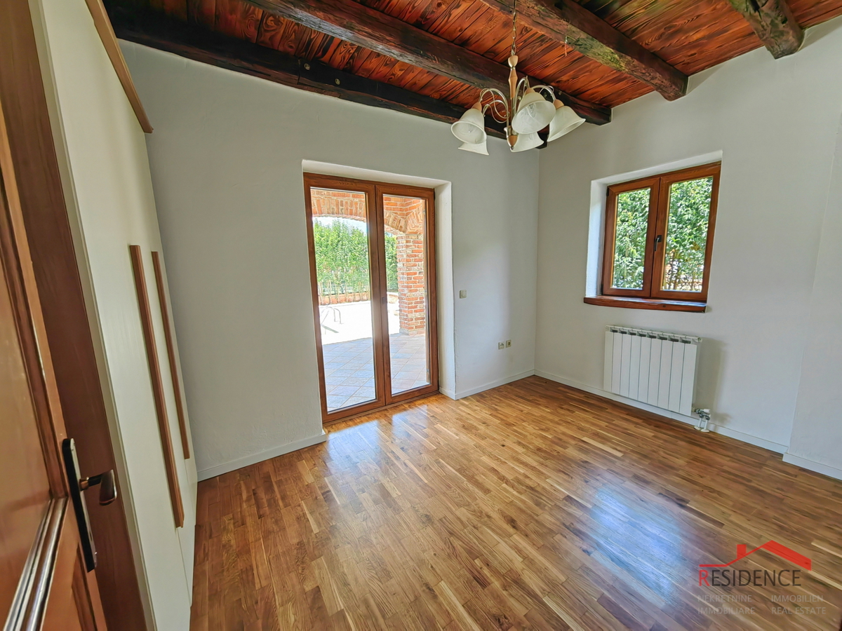 Samostojna vila z bazenom v Paradižu