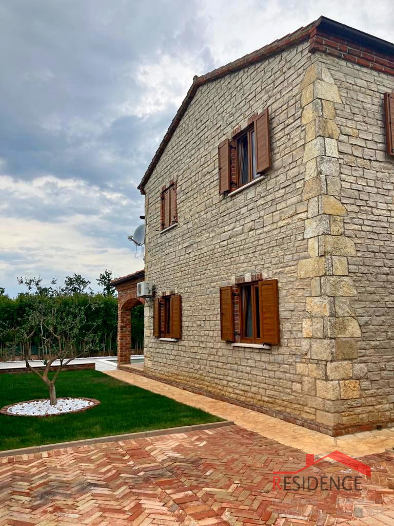Samostojna vila z bazenom v Paradižu