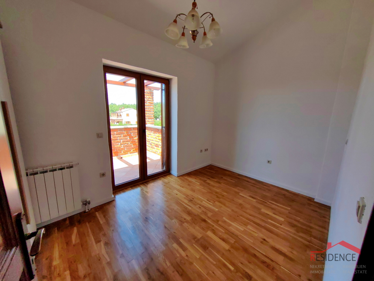 Samostojna vila z bazenom v Paradižu