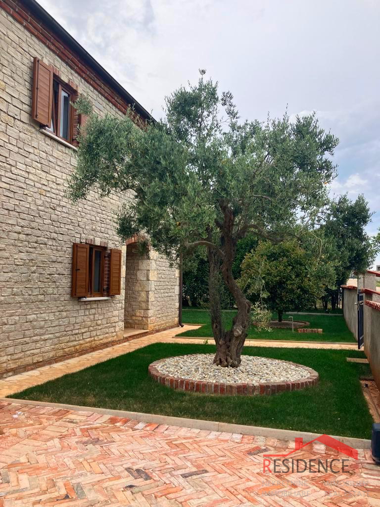 Samostojna vila z bazenom v Paradižu