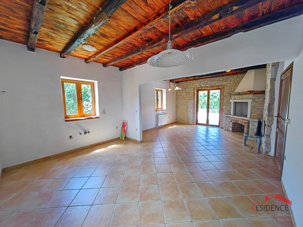 Samostojna vila z bazenom v Paradižu