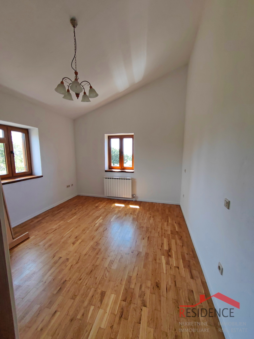 Samostojna vila z bazenom v Paradižu