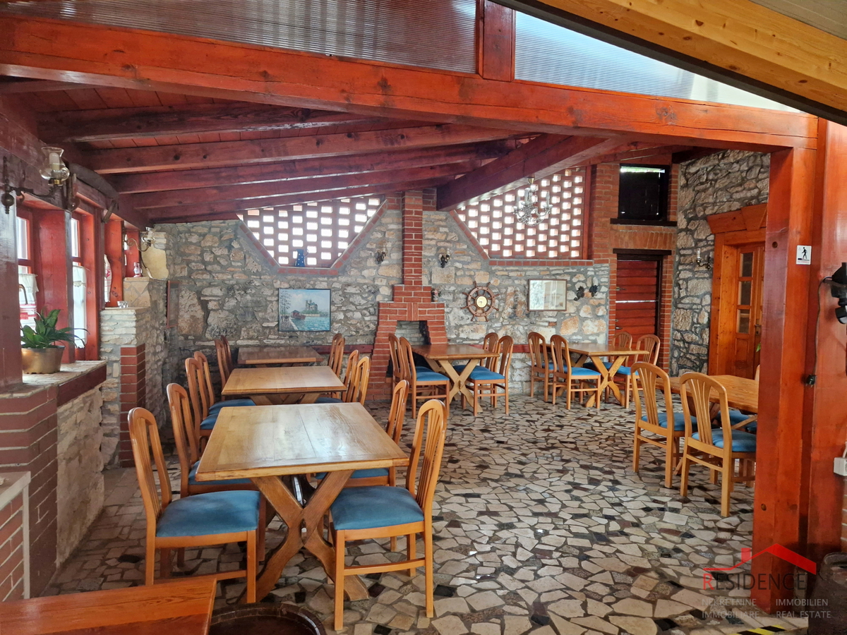 Banjole, hiša z restavracijo, pogled na morje