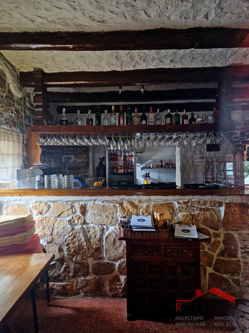 Banjole, hiša z restavracijo, pogled na morje