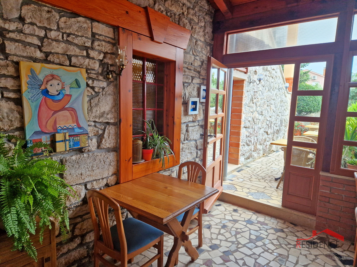 Banjole, hiša z restavracijo, pogled na morje