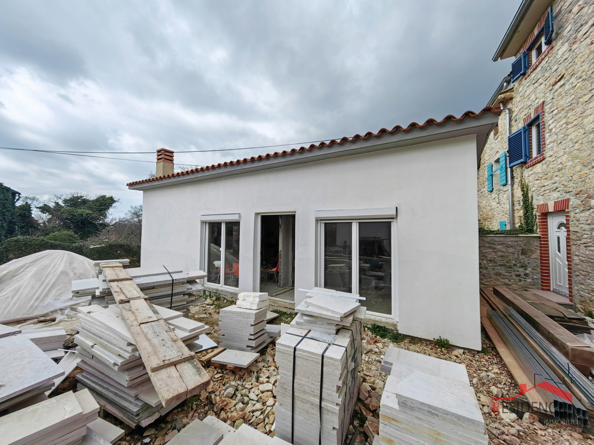 Juršići, kamnita hiša z bazenom