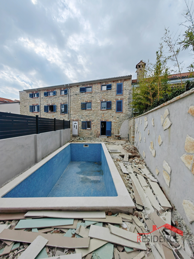 Juršići, kamnita hiša z bazenom