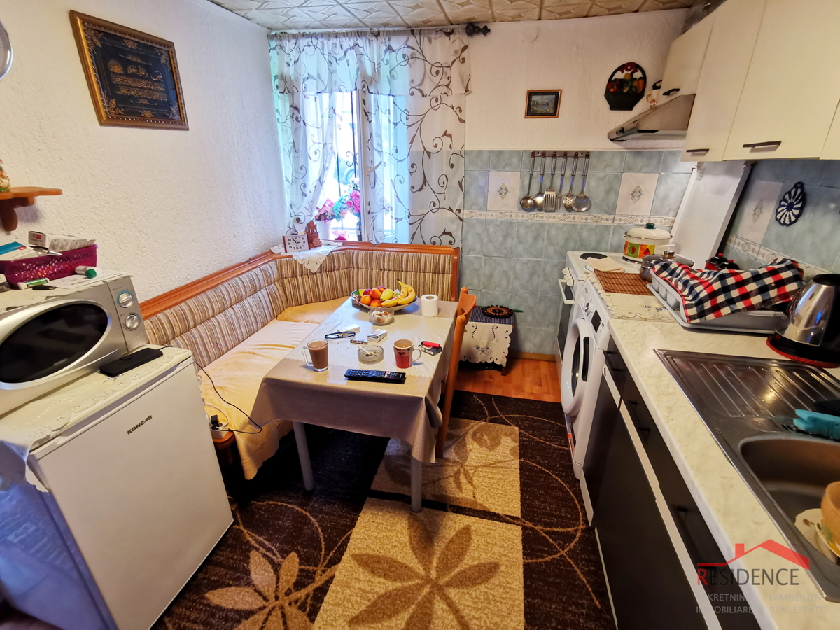Vodnjan, kamnita hiša, zadnja v vrsti, v 3 nadstropjih