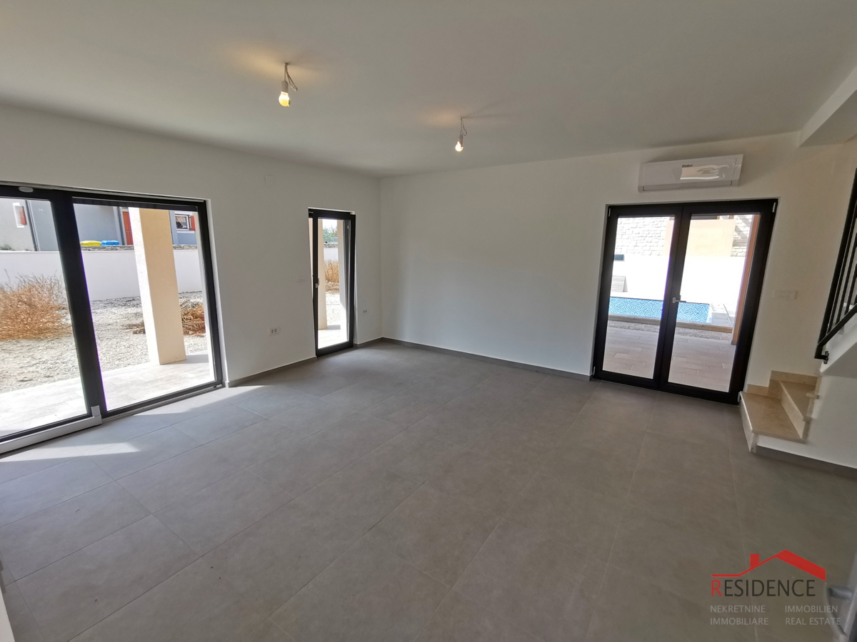 Juršići, okolica, nova samostojna hiša z bazenom