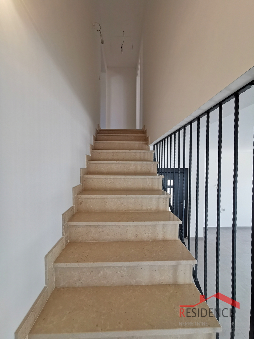 Juršići, okolica, nova samostojna hiša z bazenom