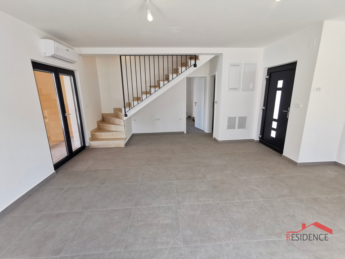 Juršići, okolica, nova samostojna hiša z bazenom