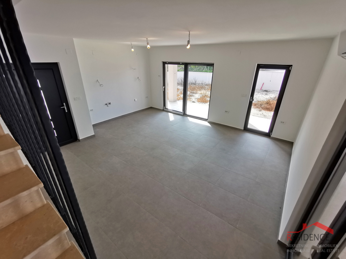 Juršići, okolica, nova samostojna hiša z bazenom