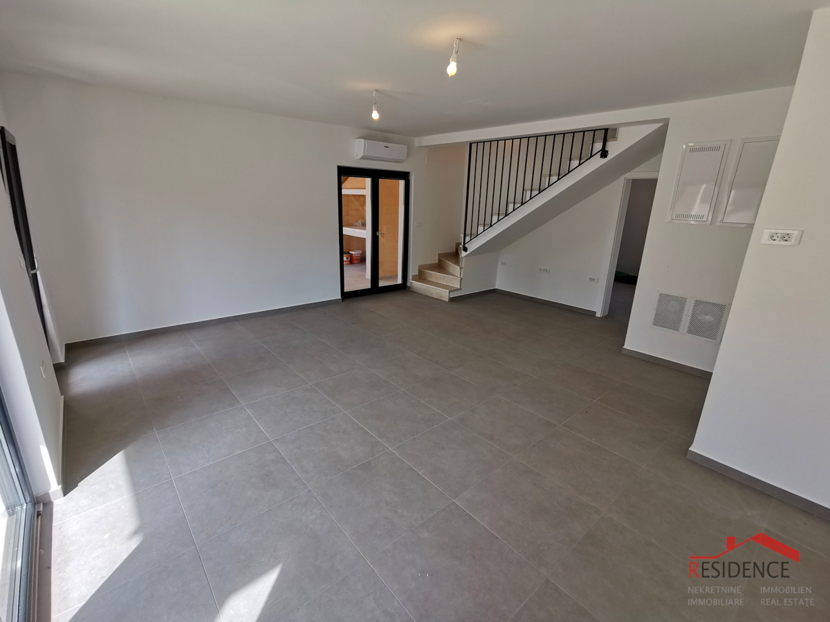 Juršići, okolica, nova samostojna hiša z bazenom