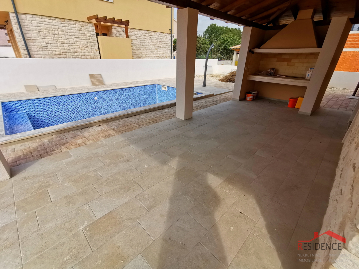 Juršići, okolica, nova samostojna hiša z bazenom