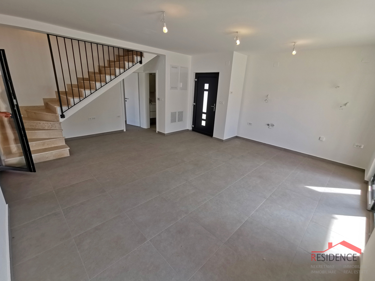 Juršići, okolica, nova samostojna hiša z bazenom