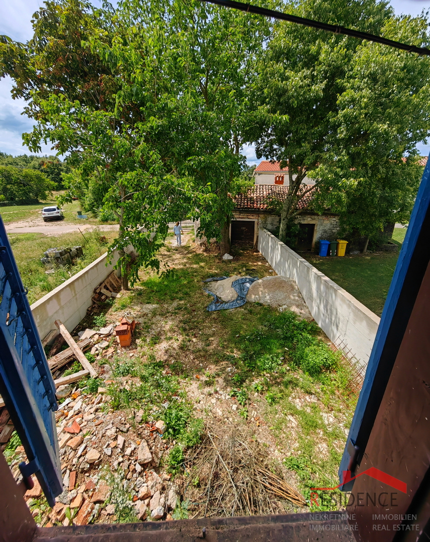 Žminj, istrska kamnita hiša, gospodarsko poslopje, vrt