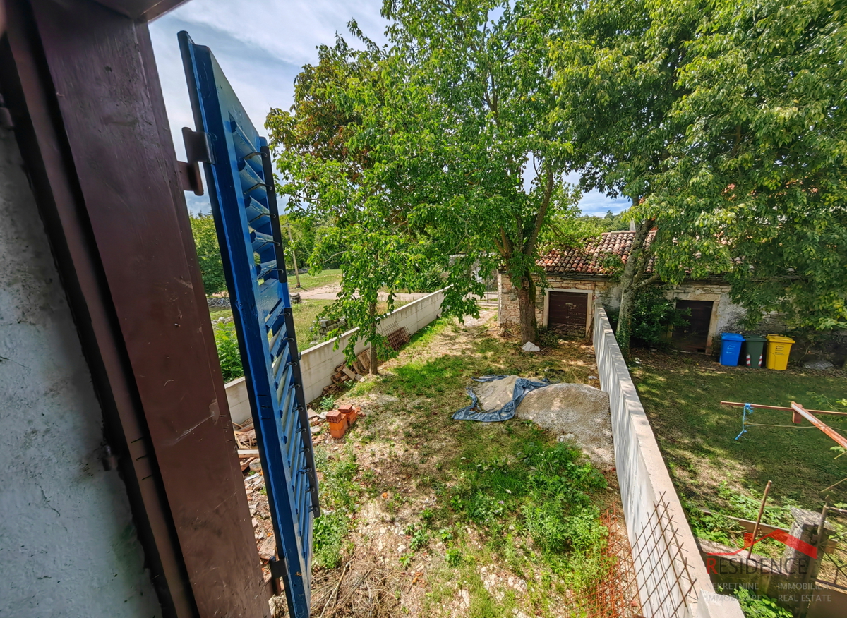 Žminj, istrska kamnita hiša, gospodarsko poslopje, vrt