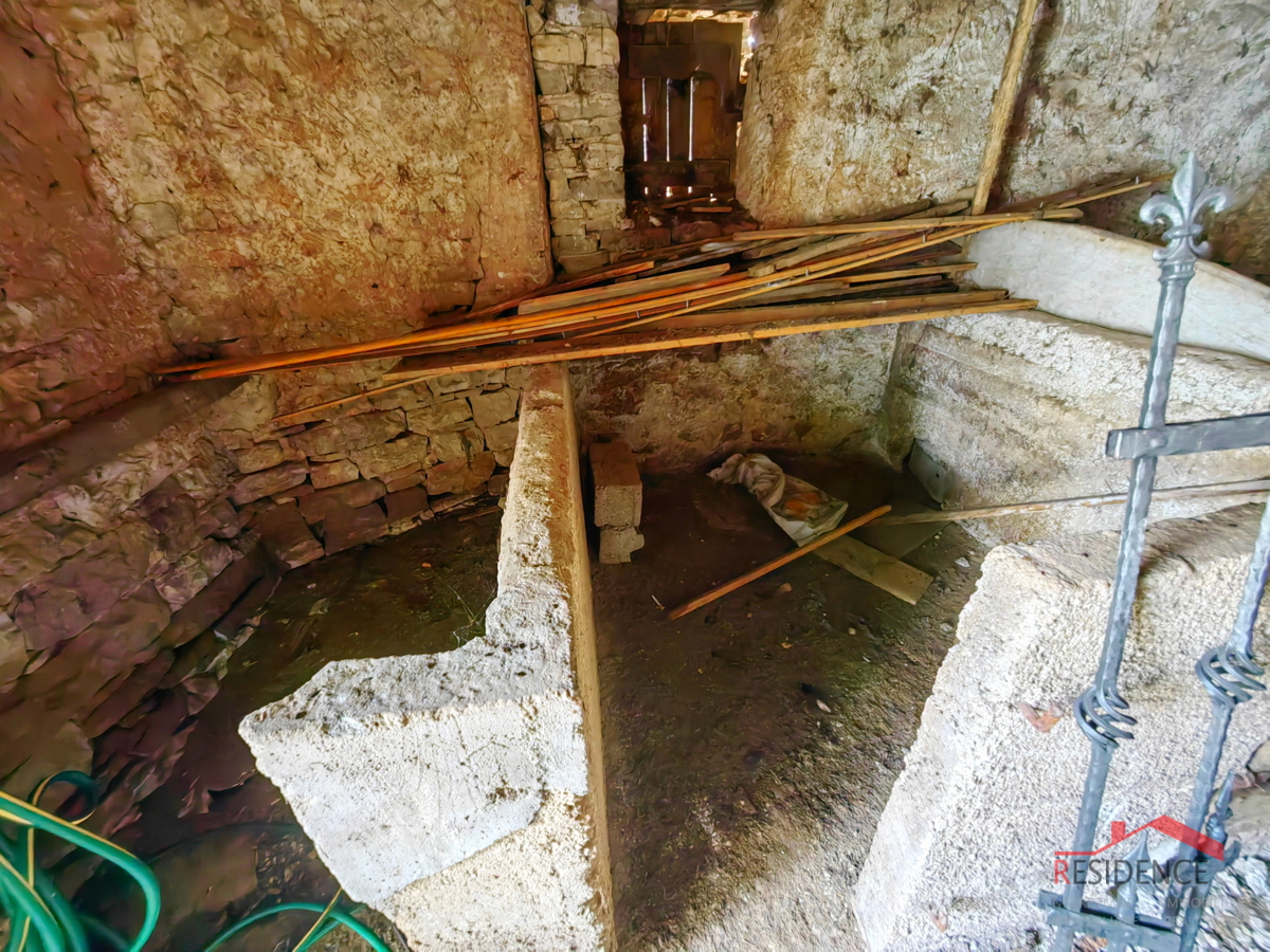 Žminj, istrska kamnita hiša, gospodarsko poslopje, vrt