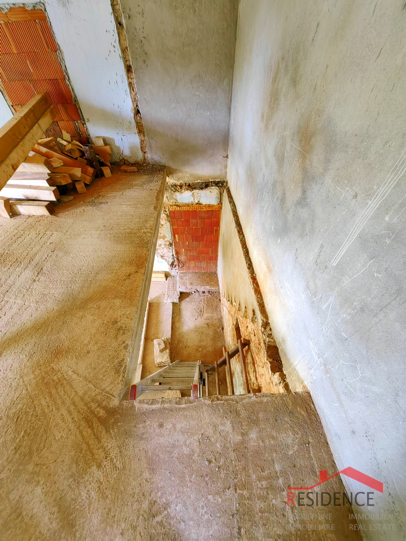 Žminj, istrska kamnita hiša, gospodarsko poslopje, vrt