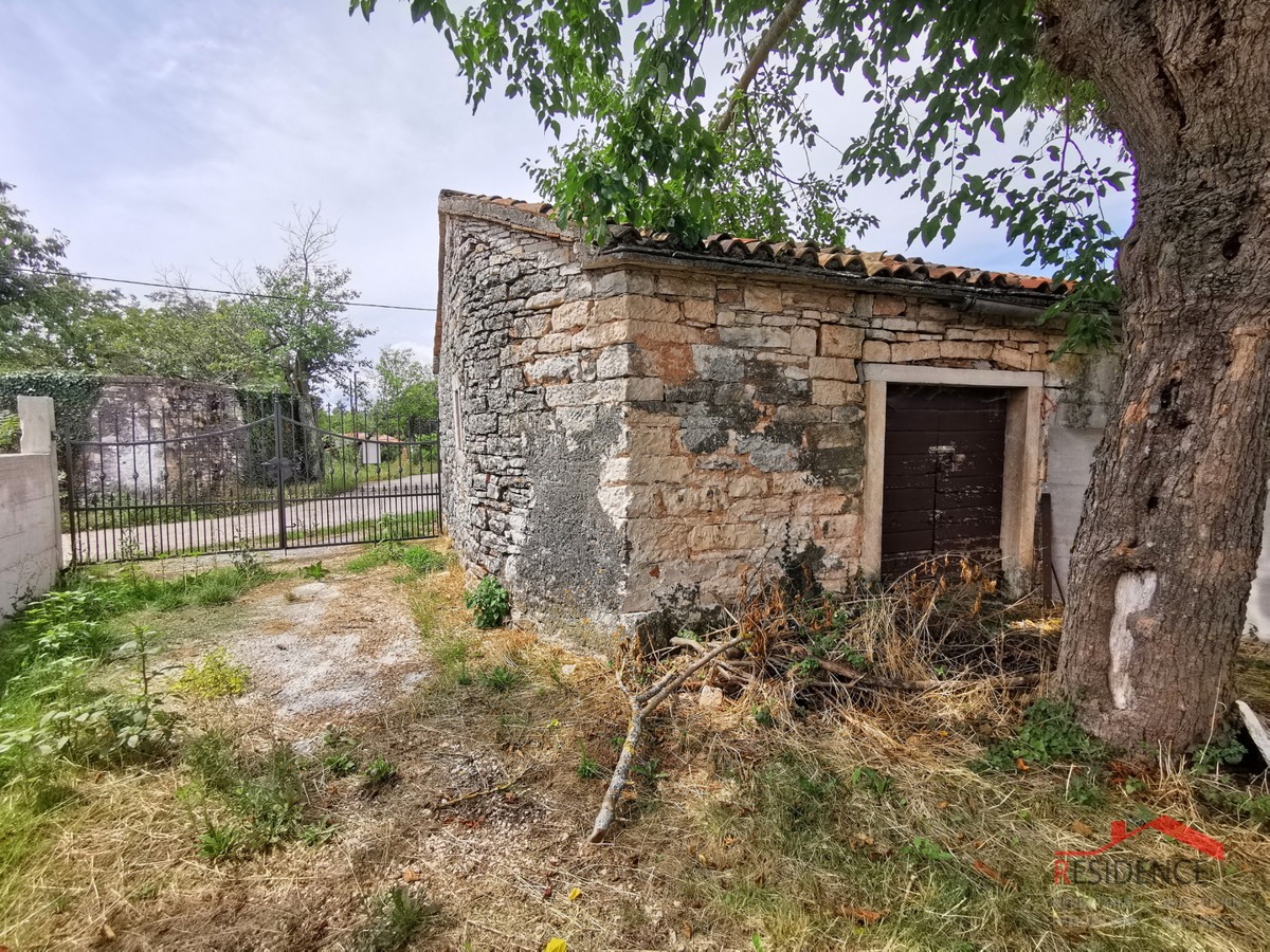 Žminj, istrska kamnita hiša, gospodarsko poslopje, vrt