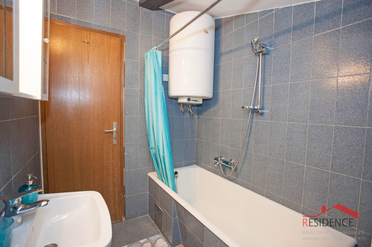 BANJOLE, SAMOSTOJNA HIŠA Z VELIKIM DVORIŠČEM