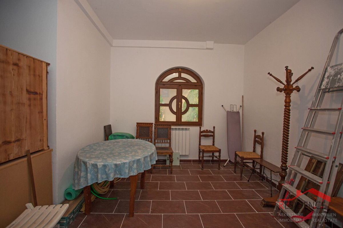 BANJOLE, SAMOSTOJNA HIŠA Z VELIKIM DVORIŠČEM