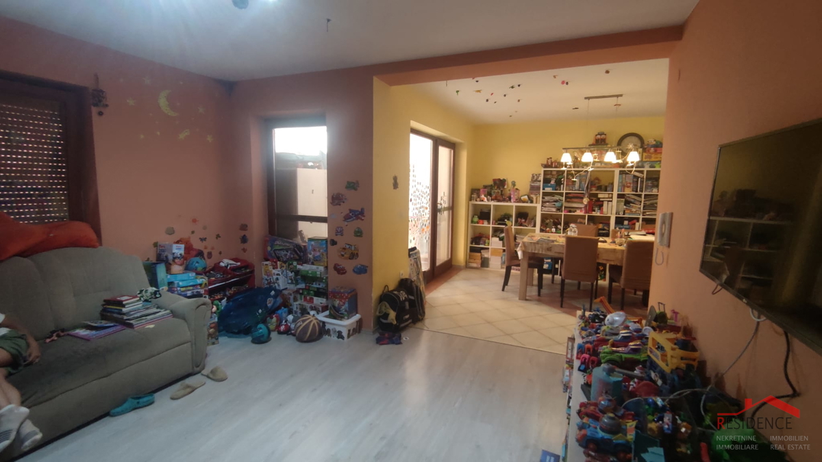 PULA- VIDIKOVAC, DVOETAŽNO STANOVANJE V PRITLIČJU Z VRTOM