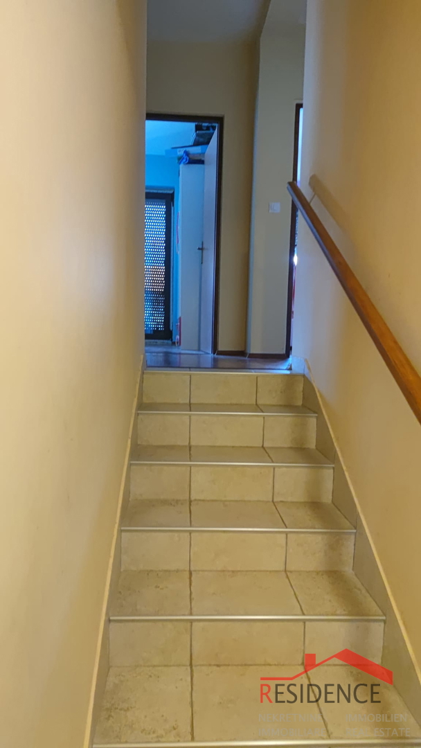 PULA- VIDIKOVAC, DVOETAŽNO STANOVANJE V PRITLIČJU Z VRTOM