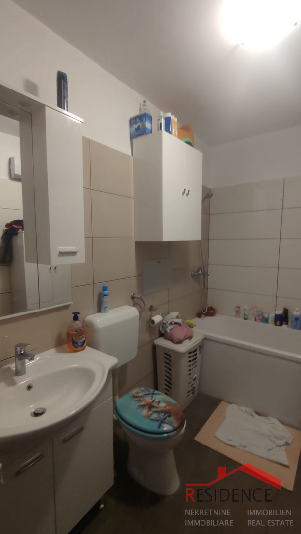 PULA- VIDIKOVAC, DVOETAŽNO STANOVANJE V PRITLIČJU Z VRTOM
