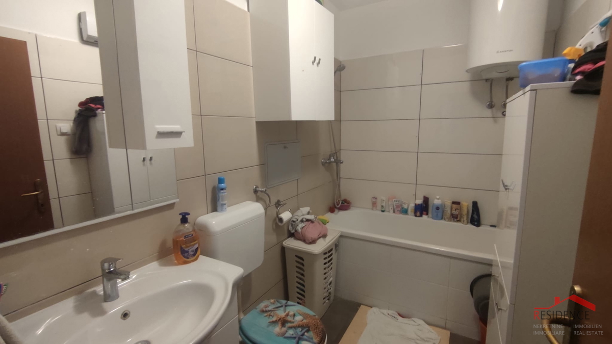 PULA- VIDIKOVAC, DVOETAŽNO STANOVANJE V PRITLIČJU Z VRTOM