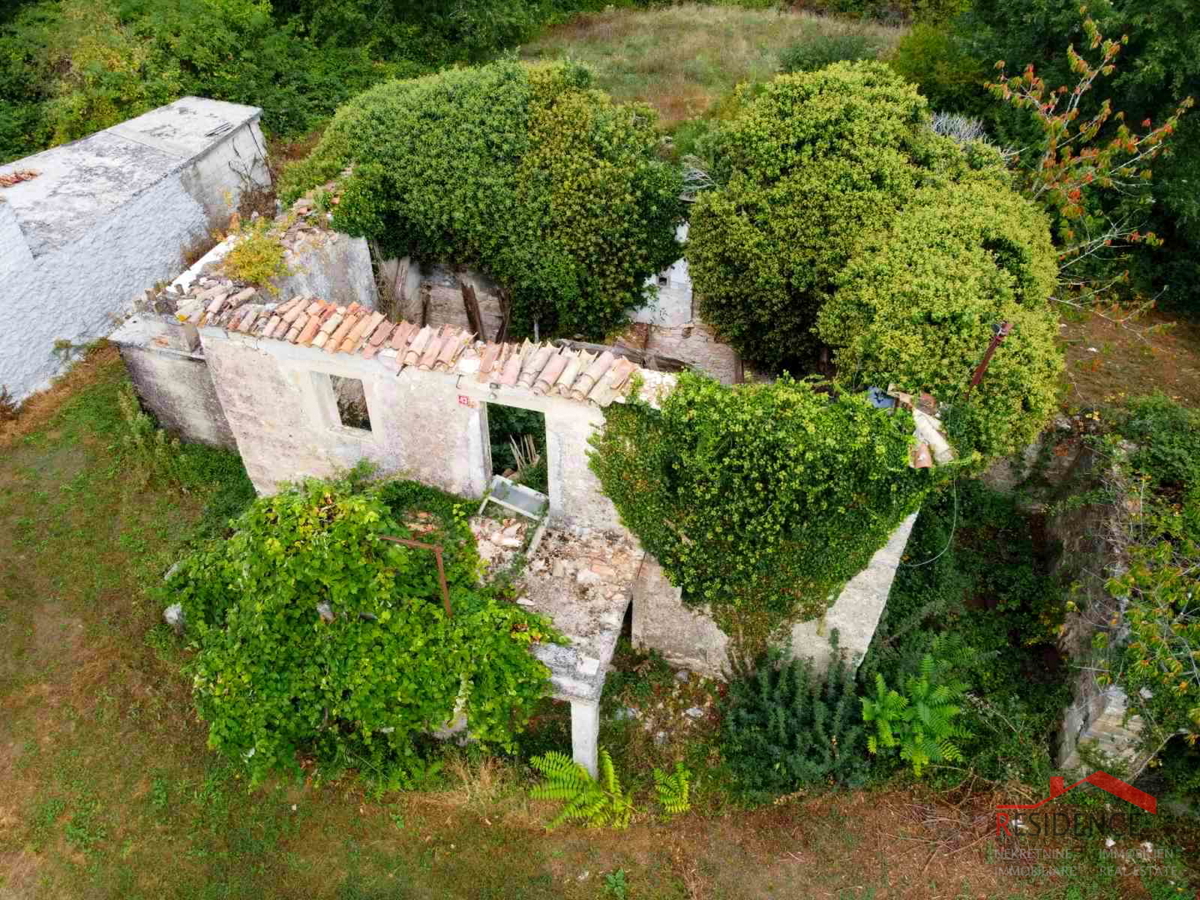 Gračišče, stara istrska porušena hiša z velikim dvoriščem