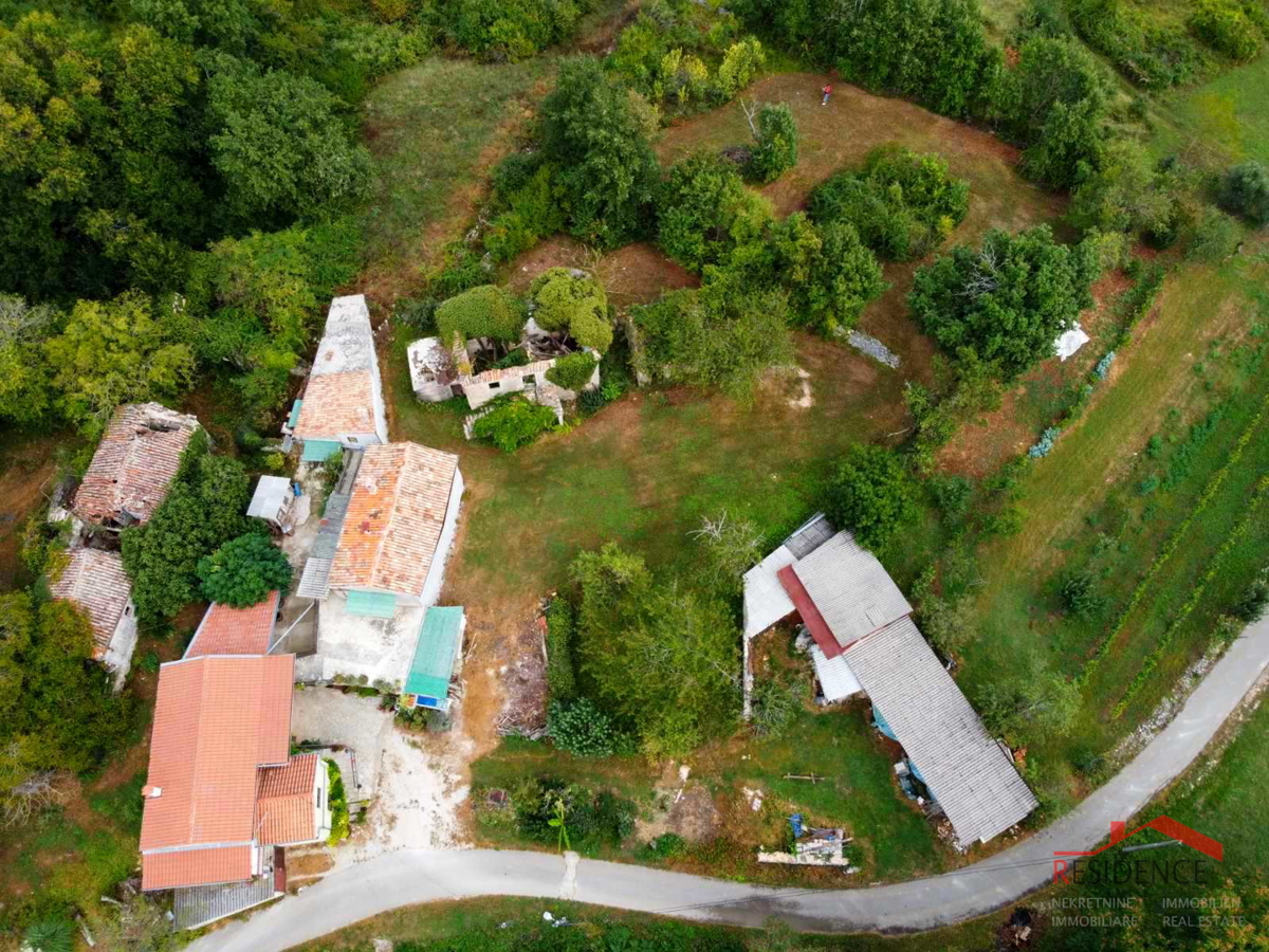 Gračišče, stara istrska porušena hiša z velikim dvoriščem