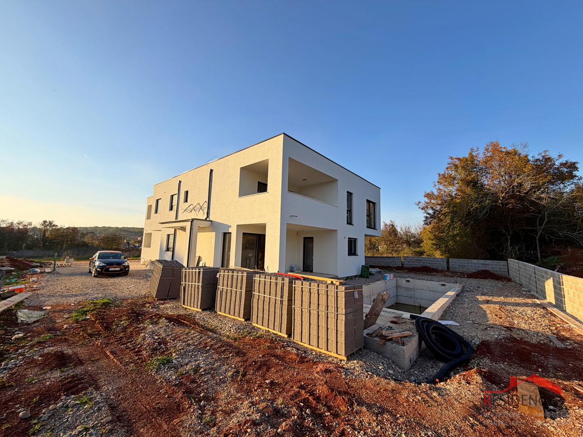 Pula, Loborika-okolica, dvojna hiša z bazenom