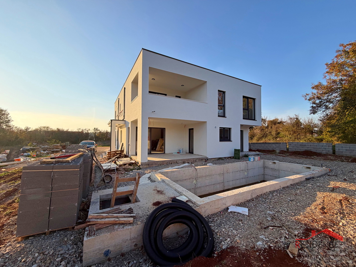 Pula, Loborika-okolica, dvojna hiša z bazenom