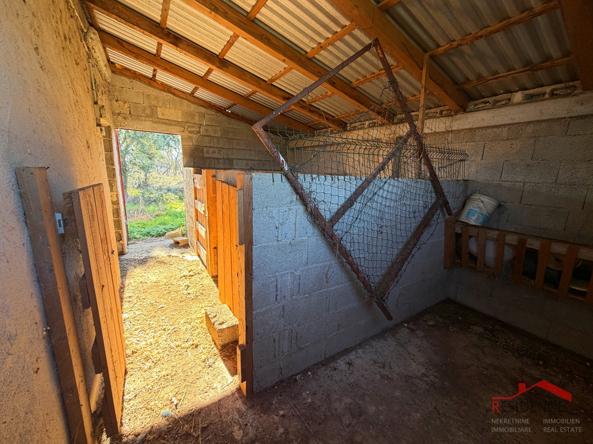 Pula, Monte Turco, zemljišče z gospodarskim poslopjem