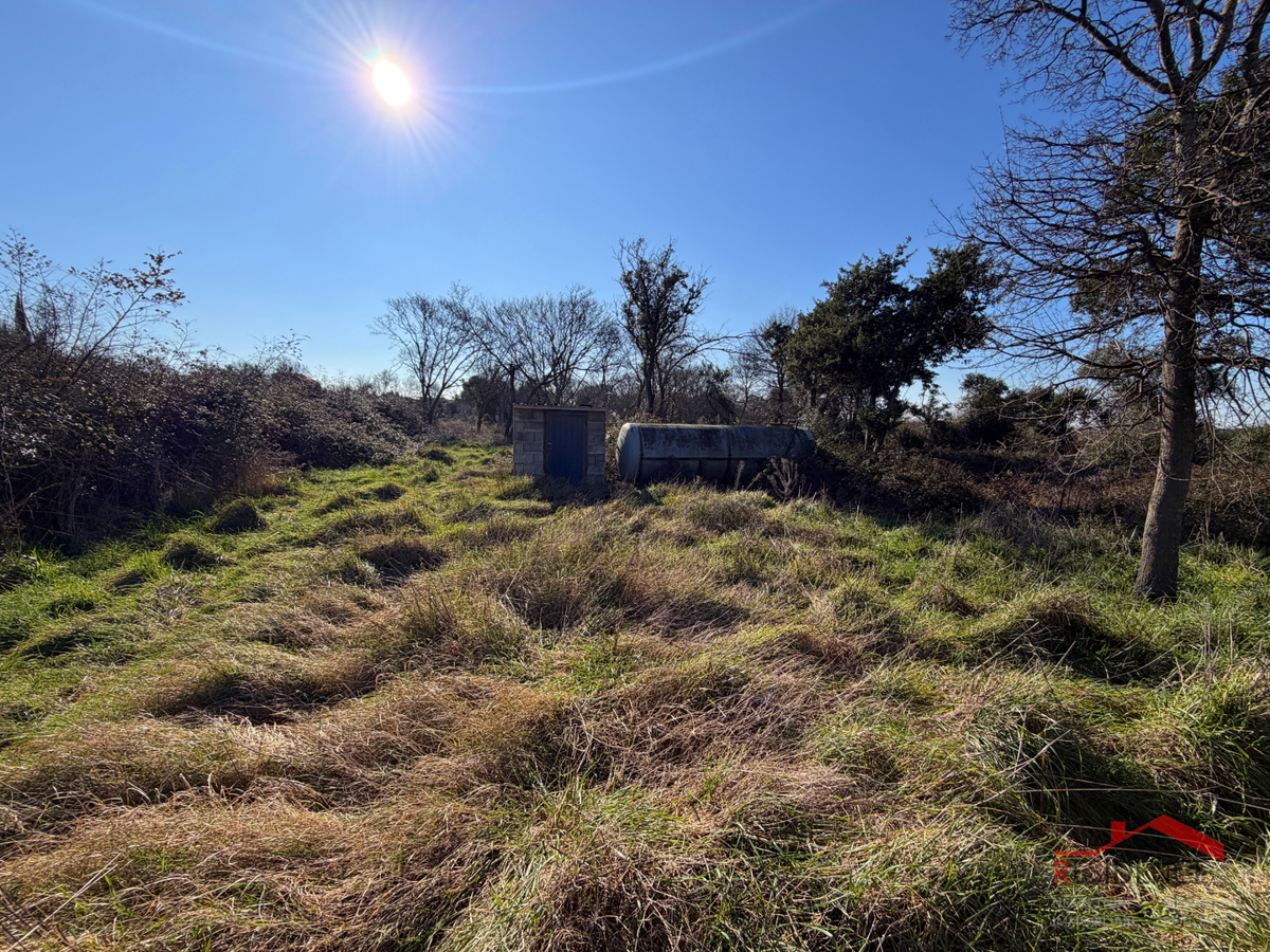 Pula, Monte Turco, zemljišče z gospodarskim poslopjem