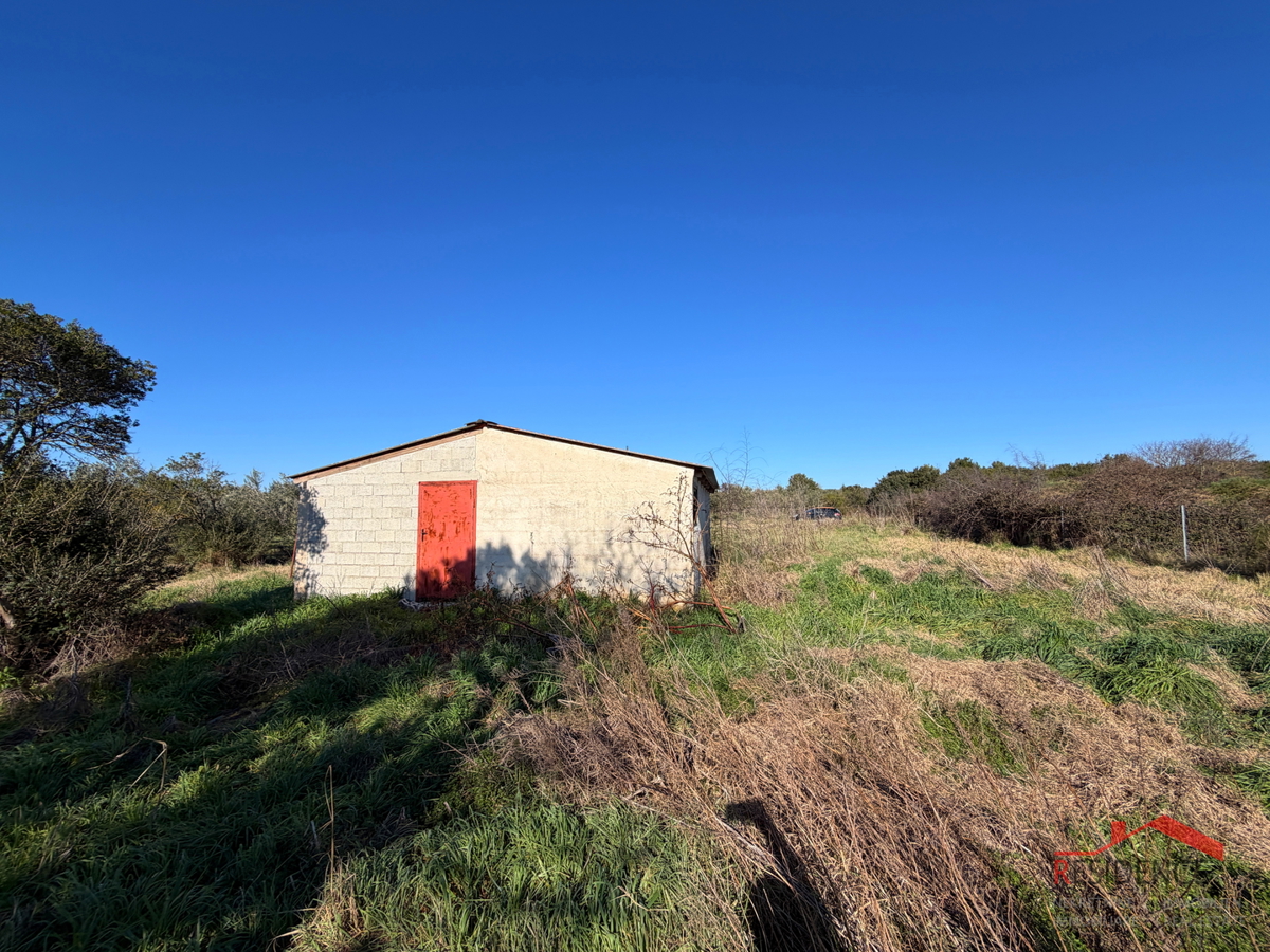 Pula, Monte Turco, zemljišče z gospodarskim poslopjem
