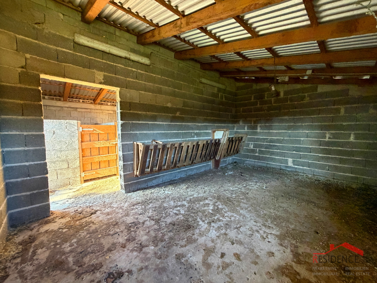 Pula, Monte Turco, zemljišče z gospodarskim poslopjem