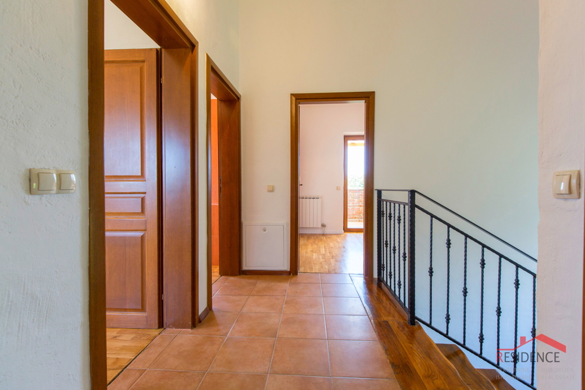 Villa z bazenom v Paradižu