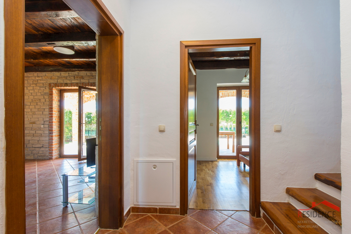 Villa z bazenom v Paradižu