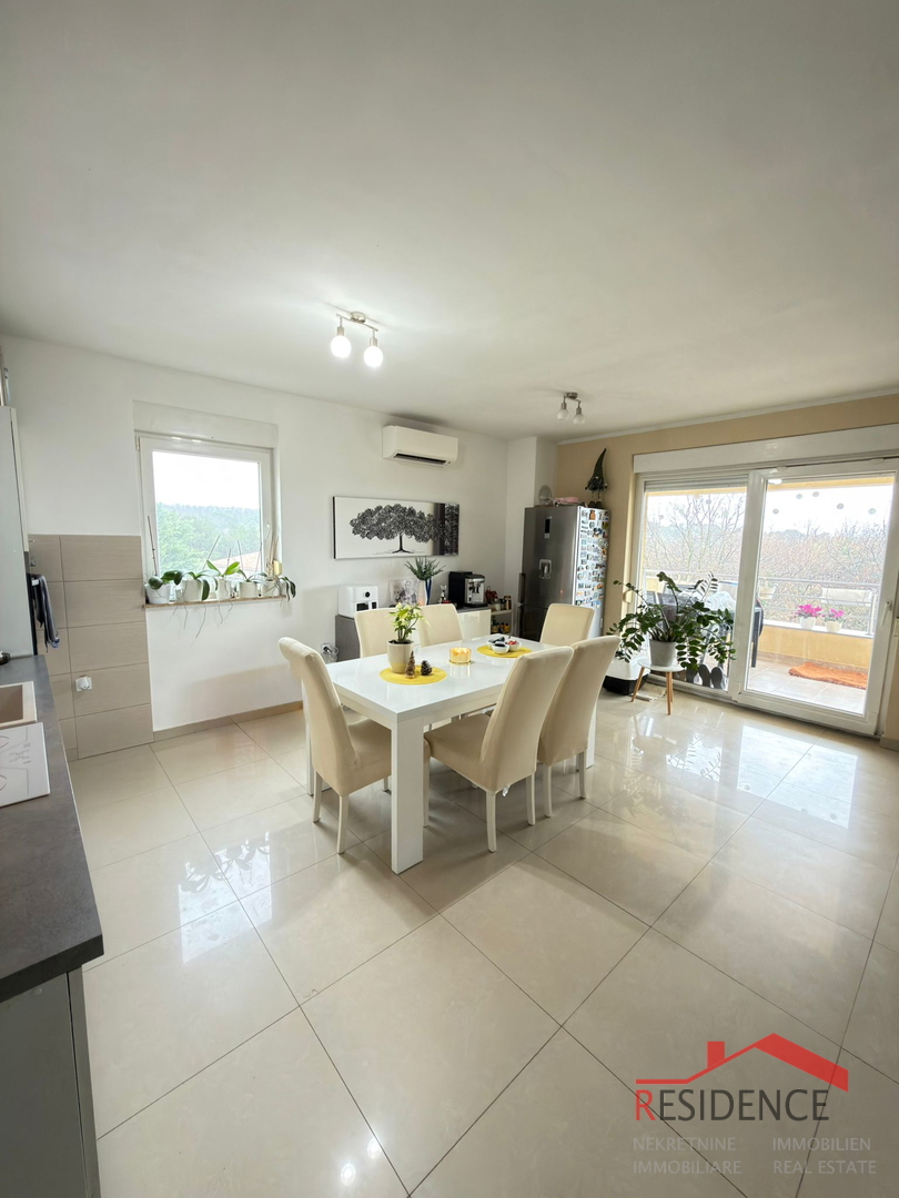 Pula – Šijana, dvoetažno stanovanje z dvema terasama in odprtim pogledom na mesto