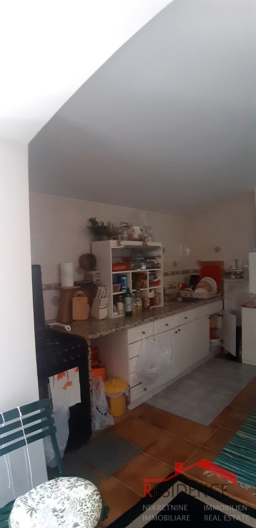 HIŠA V BANJOLAH Z VRTOM, 200 METROV OD MORJA