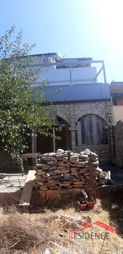 HIŠA V BANJOLAH Z VRTOM, 200 METROV OD MORJA