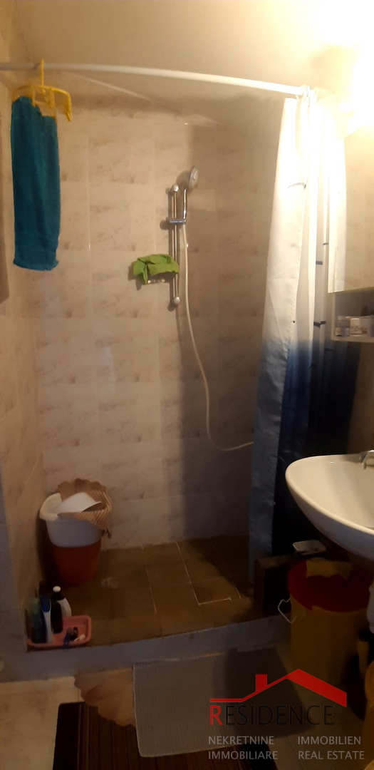 HIŠA V BANJOLAH Z VRTOM, 200 METROV OD MORJA